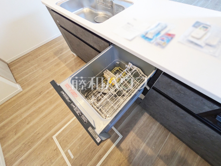 2号棟　家事の時間を短縮するエコな食洗機　【日野市大字日野】　まとめ洗いができ、乾燥まで行ってくれる食器洗い乾燥機で食事の後片付けが楽になります。／撮影日2025/10/17