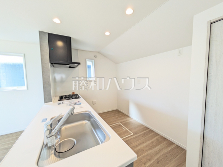 2号棟　キッチン　キッチンには、後片付けの手間を削減し、趣味の時間や家族との時間を増やせる食器洗い乾燥機を標準装備。またストック場所として便利な床下収納もございます。【日野市大字日野】／撮影日2025/10/17