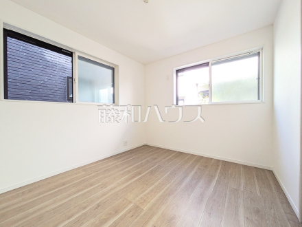 2号棟　居室　各居室は2面採光により、明るく開放的な空間となっています。【日野市大字日野】／撮影日2025/10/17