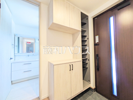 2号棟　玄関　靴だけでなく、お手入れ用品やお子様の遊び用具も収納できる大容量のシューズボックスを設置。すっきりとした空間でお客様をお迎えできます。【日野市大字日野】／撮影日2025/10/17