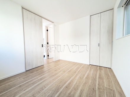 2号棟　居室　各居室にはクローゼットを完備し、家具を置くスペースが確保しやすい設計がされております。【日野市大字日野】／撮影日2025/10/17