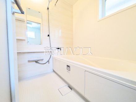 2号棟　浴室　浴室は一日の疲れを癒してくれる場所です。空間自体も落ち着きのあるカラーで纏め、全体的にゆったりとした雰囲気を演出！一坪サイズのため、お子様と一緒に入浴頂ける十分な広さもございます。／撮影日2025/10/17