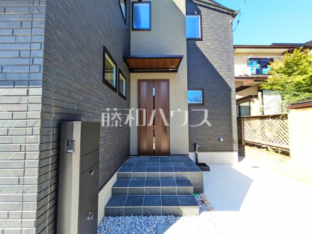 2号棟　玄関　玄関には不在時でも荷物が受け取れる宅配ボックスがございます。帰りが遅くなりそうな時も受け取り時間の心配がなく、再配達の手間も省けるので便利です。【日野市大字日野】／撮影日2025/10/17