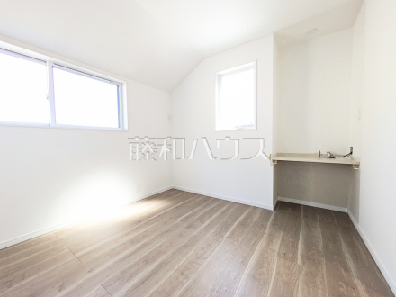 2号棟　居室　カウンター付きの4.75帖洋室は二階にございますので、日当りも通風も良好です。【日野市大字日野】／撮影日2025/10/17