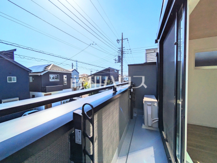 2号棟　バルコニー　豊かな緑・澄んだ青い空は、表情豊かに四季折々の景観を楽しませてくれることでしょう。この場所から新しい家族の時間を紡いでくれます。【日野市大字日野】／撮影日2025/10/17