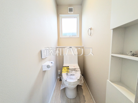 2号棟　トイレ　清潔な空間を保ちたいトイレはオフホワイトでまとめました。毎日使う場所だからこそお手入れも楽々にできる機能が搭載されております。汚れが付着しにくい便器はお掃除も楽々。【日野市大字日野】／撮影日2025/10/17