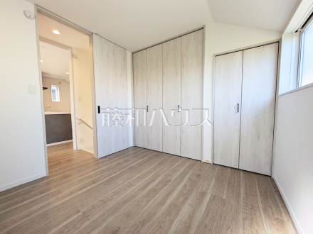 2号棟　居室　幼い頃のたくさんの想い出が詰まった実家の部屋。それは特別な場所としていつまでも心に残っています。いつかこの部屋が子供たちにとってのそのような場所になるのかな？【日野市大字日野】／撮影日2025/10/17