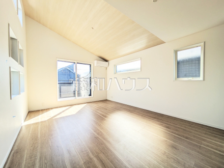 2号棟　リビング　たっぷりの日差しや心地良い風が入る、広々としたリビングが魅力。【日野市大字日野】／撮影日2025/10/17