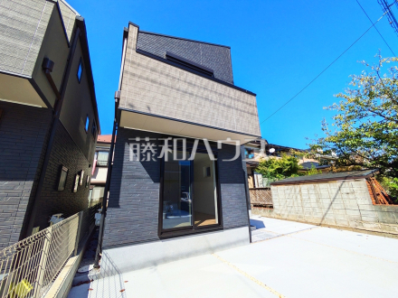 2号棟　外観　南道路で、さらに南側にカースペースがあり日当たり良好です。【日野市大字日野】／撮影日2025/10/17