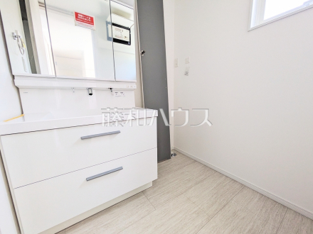 2号棟　洗面室　大きなタイプの洗面化粧台。洗面化粧台のボウルは汚れにくく、幅も広めでお掃除も楽々できます。【日野市大字日野】／撮影日2025/10/17