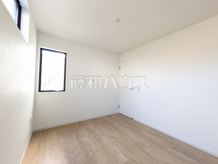 居室は2面採光により明るく開放的な空間となっています。　【練馬区東大泉７丁目】／撮影日2026/01/12