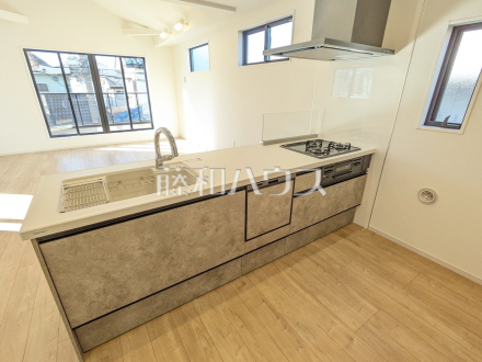 使いやすくスタイリッシュなシステムキッチンには、毎日お使いになる方の視点が存分に活かされています。　【練馬区東大泉７丁目】／撮影日2026/01/12