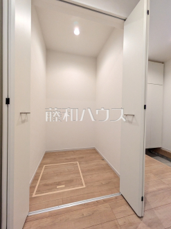 ウォークインクローゼットがあるので、お洋服等がたくさん収納できて便利です。　【練馬区東大泉７丁目】／撮影日2026/01/12