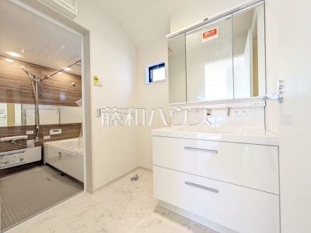 洗面室には三面鏡付きの洗面台。鏡の裏にも収納があり、歯ブラシや化粧品等もすっきり収納できて朝の準備がスムーズです　【練馬区東大泉７丁目】／撮影日2026/01/12