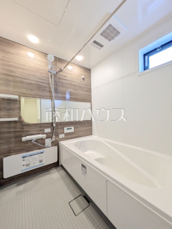 一日の疲れを癒してくれるバスルームは、ゆったりと半身浴をしながら読書を楽しんだりお子様と一緒に入浴したりと寛げる空間です。　【練馬区東大泉７丁目】／撮影日2026/01/12