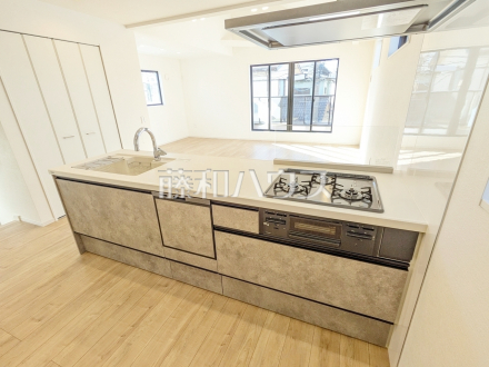 家族との会話も弾む対面式キッチン。3口ガスコンロは複数の調理を一度に行うことができ、レンジフードは見た目もスッキリしていてお手入れがしやすいです。　【練馬区東大泉７丁目】／撮影日2026/01/12