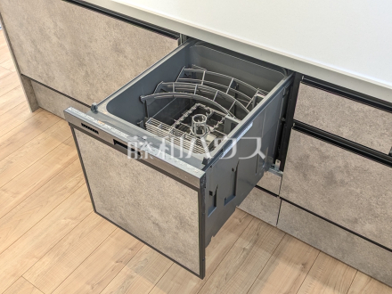 まとめ洗いができ、乾燥まで行ってくれる食器洗い乾燥機で食事の後片付けが楽になります。　【練馬区東大泉７丁目】／撮影日2026/01/12