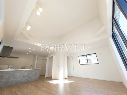 リビングは勾配天井により開放的な空間です　【練馬区東大泉７丁目】／撮影日2026/01/12