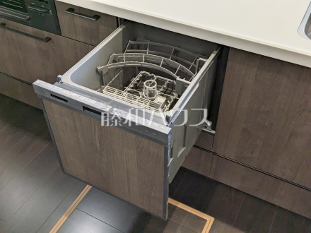 まとめ洗いができ、乾燥まで行ってくれる食器洗い乾燥機で食事の後片付けが楽になります。　【練馬区大泉学園町３丁目】／撮影日2026/01/22