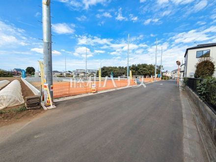 接道状況および現場風景　【東久留米市下里１丁目】 建物のプレゼンをさせていただきますので、実際の完成イメージを思い描いていただくことができます。お気軽にお問合せ下さい。 ／撮影日2025/09/30