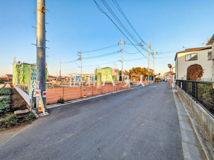 接道状況および現場風景　【東久留米市下里１丁目】 建物のプレゼンをさせていただきますので、実際の完成イメージを思い描いていただくことができます。お気軽にお問合せ下さい。 ／撮影日2025/09/30