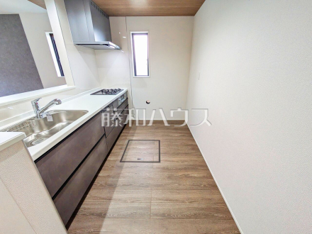 1号棟　キッチン　【東久留米市下里１丁目】 物件の事、諸費用の事など、小さな疑問もお気軽にご連絡・ご相談下さい ／撮影日2026/04/10