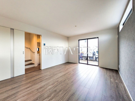 1号棟　リビング　【東久留米市下里１丁目】 平日のご案内も可能です。まずはお気軽にお問合せ下さいませ。 ／撮影日2026/04/10