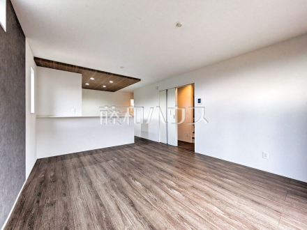 1号棟　リビング　【東久留米市下里１丁目】 見学はしたいけど、なかなか時間が取れない・・・そんな方に出勤前や仕事終わりにマイホームを見学できるサポートをいたします。 ／撮影日2026/04/10