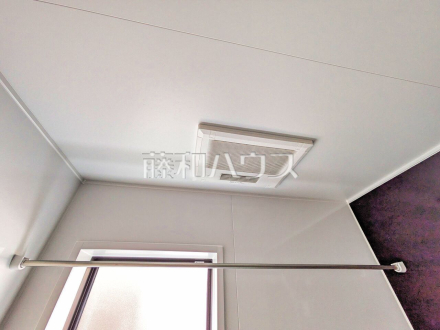 浴室乾燥機(浴室内上部)　雨の日の強い味方！浴室換気乾燥機付きユニットバスで洗濯物が乾かせます。 
／撮影日2026/02/20