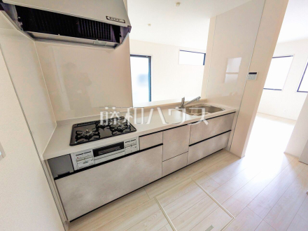  対面式のカウンターキッチンは、いつでもご家族を感じられる空間作りの重要ポイントになりそうです。 【東久留米市中央町３丁目】／撮影日2026/02/20