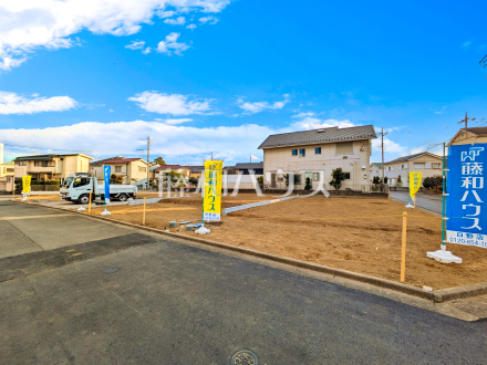 接道状況および現場風景　視界いっぱいに広がる青空から、陽光が降り注ぎます。家々をそっと飾るように添えられた植栽が光を浴び、子供たちの成長とともにご家族の幸せを願い育っていくことでしょう。／撮影日2026/01/29