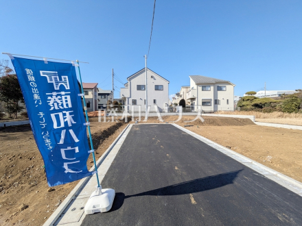 ≪現地風景≫ 周囲に高い建物のないエリアのため、空が大きく感じます。 　【調布市深大寺北町５丁目】／撮影日2026/01/08