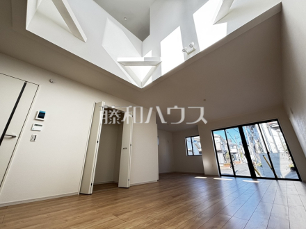 リビング　【所沢市大字北秋津】 採光溢れるリビングで、家族団らんのひと時をお過ごし下さい。 ／撮影日2026/01/18