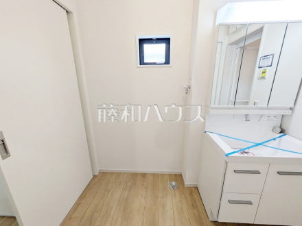 洗面室　【日野市日野台４丁目】
三面鏡付きの洗面台。鏡の裏にも収納があり、歯ブラシや化粧品等もすっきり収納できます。　／撮影日2026/02/20