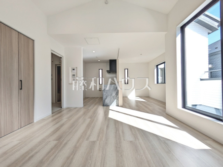 建物プラン例（内観写真）家族の存在を近くに感じ、心安らぐこの空間はいつも心地よく、気が付けば楽しい一日が終わろうとしている、そんな憩いのリビングです。　【日野市南平１丁目】　
[参考プラン] 
建物価格：1,738万円（税込）　建物面積：96.35m²／撮影日2025/02/11