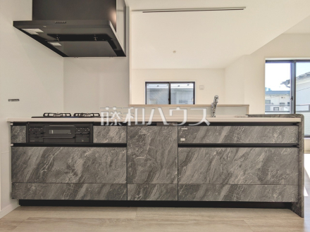 建物プラン例（内観写真）　対面式のカウンターキッチンは、いつでもご家族を感じられる空間作りの重要ポイントになりそうです。【日野市南平１丁目】　
[参考プラン] 
建物価格：1,738万円（税込）　建物面積：96.35m²／撮影日2025/02/11