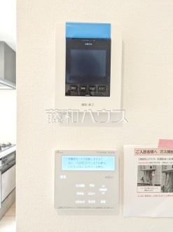 2号棟　TVモニター付きインターホン・浴室給湯リモコン　【府中市分梅町１丁目】　(上)訪問者がわかるTVモニター付インターホンは、お子様がお留守番をされるときも安心ですね。　
(下)追焚き機能付きなので、生活時間の違う家族に便利です。　／撮影日2026/03/05