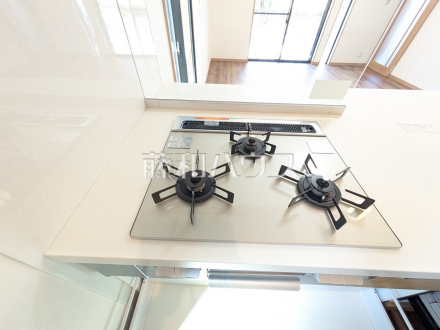 3口ガラストップコンロ　フラットな表面で汚れも拭きとりやすく、お掃除が簡単な3口ガラストップコンロ／撮影日2026/04/17