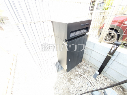 宅配ボックス　玄関には不在時でも荷物が受け取れる宅配ボックスがございます。帰りが遅くなりそうな時も受け取り時間の心配がなく、再配達の手間も省けるので便利です。　／撮影日2026/04/17