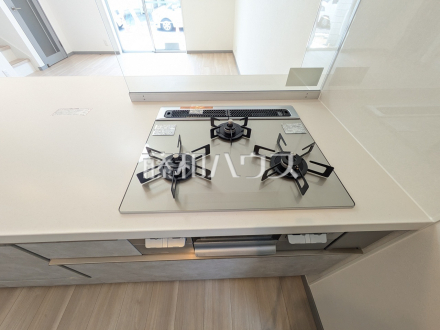 3口ガラストップコンロ　フラットな表面で汚れも拭きとりやすく、お掃除が簡単な3口ガラストップコンロ／撮影日2026/04/17