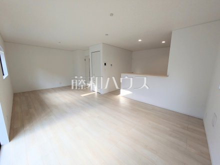 1号棟　家族が揃って食事できるゆとりある大きさのLDK約19.5帖 　【朝霞市宮戸３丁目】／撮影日2026/02/02