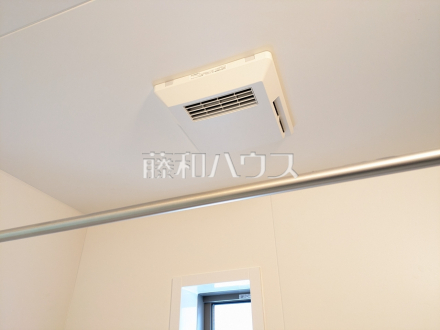 3号棟　浴室換気乾燥機　【朝霞市宮戸３丁目】　浴室換気乾燥機は梅雨の時期等、なかなか乾かない洗濯物を干すのに役立ちます！
／撮影日2026/02/12