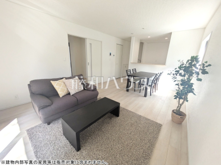 7号棟　大きなソファーを置いても圧迫感がない約15.5帖の広々LDK。 　【朝霞市宮戸３丁目】／撮影日2026/03/08