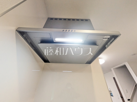 2号棟　レンジフード　【八王子市大楽寺町】　お手入れのしやすいレンジフードは見た目もスッキリしていて、料理時の油煙やニオイを効率的に外に出せます。／撮影日2026/06/26