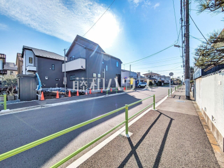 接道状況および現場風景　【東久留米市前沢５丁目】 平日のご案内も可能です。まずはお気軽にお問合せ下さいませ。 ／撮影日2026/04/03