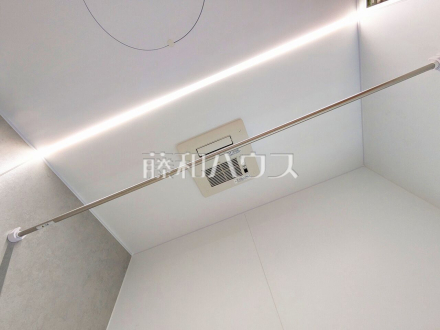 浴室乾燥機(浴室内上部)　雨の日の強い味方！浴室換気乾燥機付きユニットバスで洗濯物が乾かせます／撮影日2026/04/23