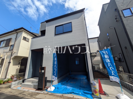 生活に溶け込むシンプルなデザインの外観が魅力の新邸です。 　【朝霞市栄町２丁目】／撮影日2026/04/02