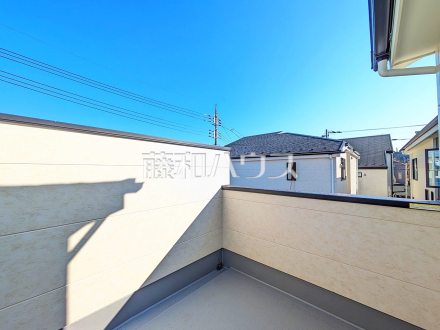 1号棟　バルコニー　【日野市万願寺６丁目】
奥行きのあるワイドバルコニー！お洗濯物の多い日でもいっきに干せますね。　／撮影日2026/02/13