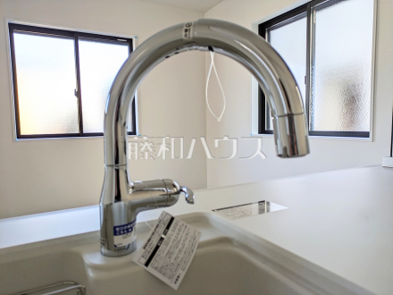 1号棟　浄水器一体型水栓　【日野市万願寺６丁目】　いつでもおいしいお水が飲める浄水器一体型水栓も完備 
／撮影日2026/02/13