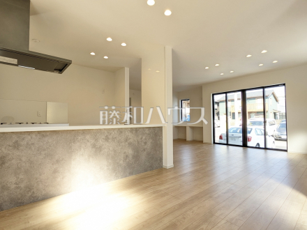 1号棟　リビング　【日野市万願寺６丁目】
たっぷりの日差しや心地良い風が入る、広々とした約22帖のリビングが魅力♪LDKには大きな窓が施され、明るさと通風を確保した快適な空間です。　／撮影日2026/02/21